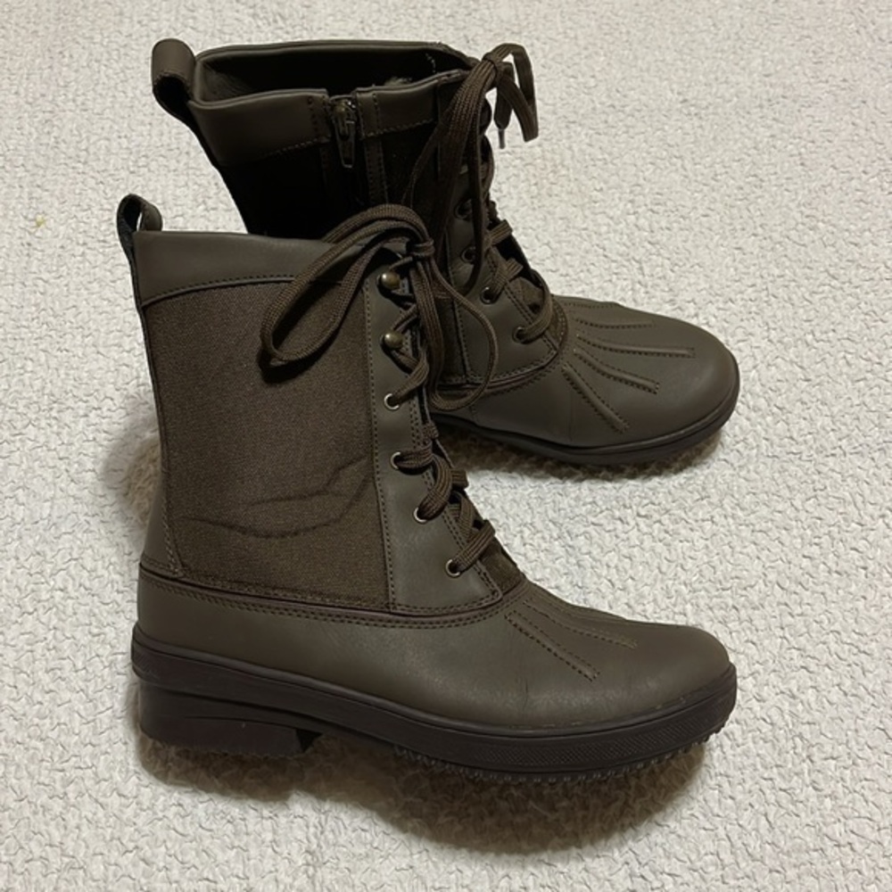 NWOT Clarks CARIMA Duck Boots Women’s size 7